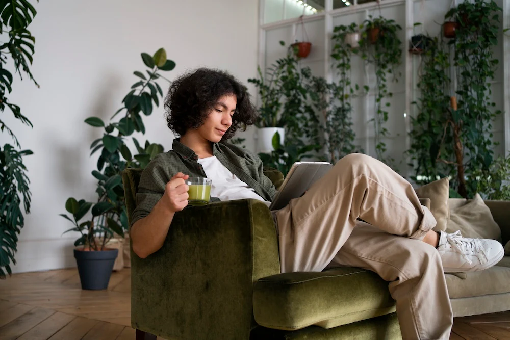 Η Εκδίκηση της Βραδύτητας (Slow Living): Γιατί η «Μεγάλη Επιβράδυνση» Είναι το Απόλυτο Status Symbol του Σήμερα