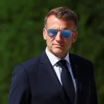 Μακρόν: Τα σκούρα γυαλιά στο επίκεντρο των συζητήσεων – Ο λόγος πίσω από τη συνεχή χρήση τους